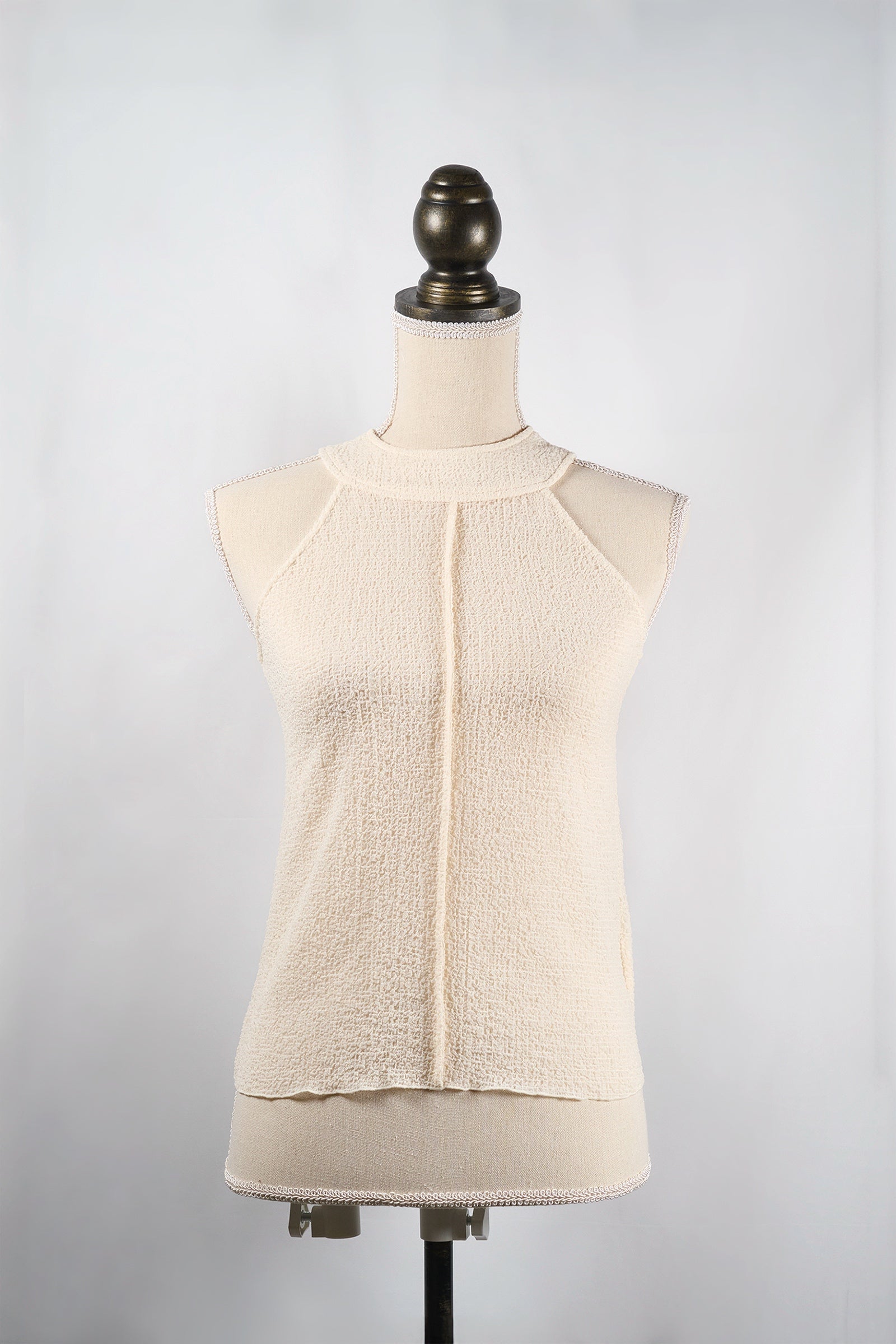 Seersucker no-sleeve blouse