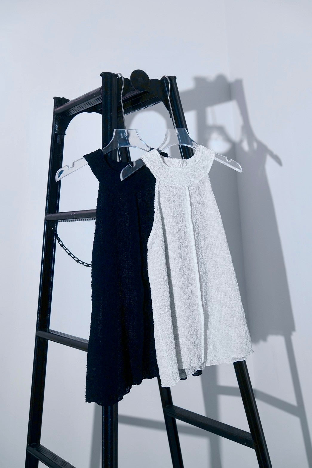 Seersucker no-sleeve blouse